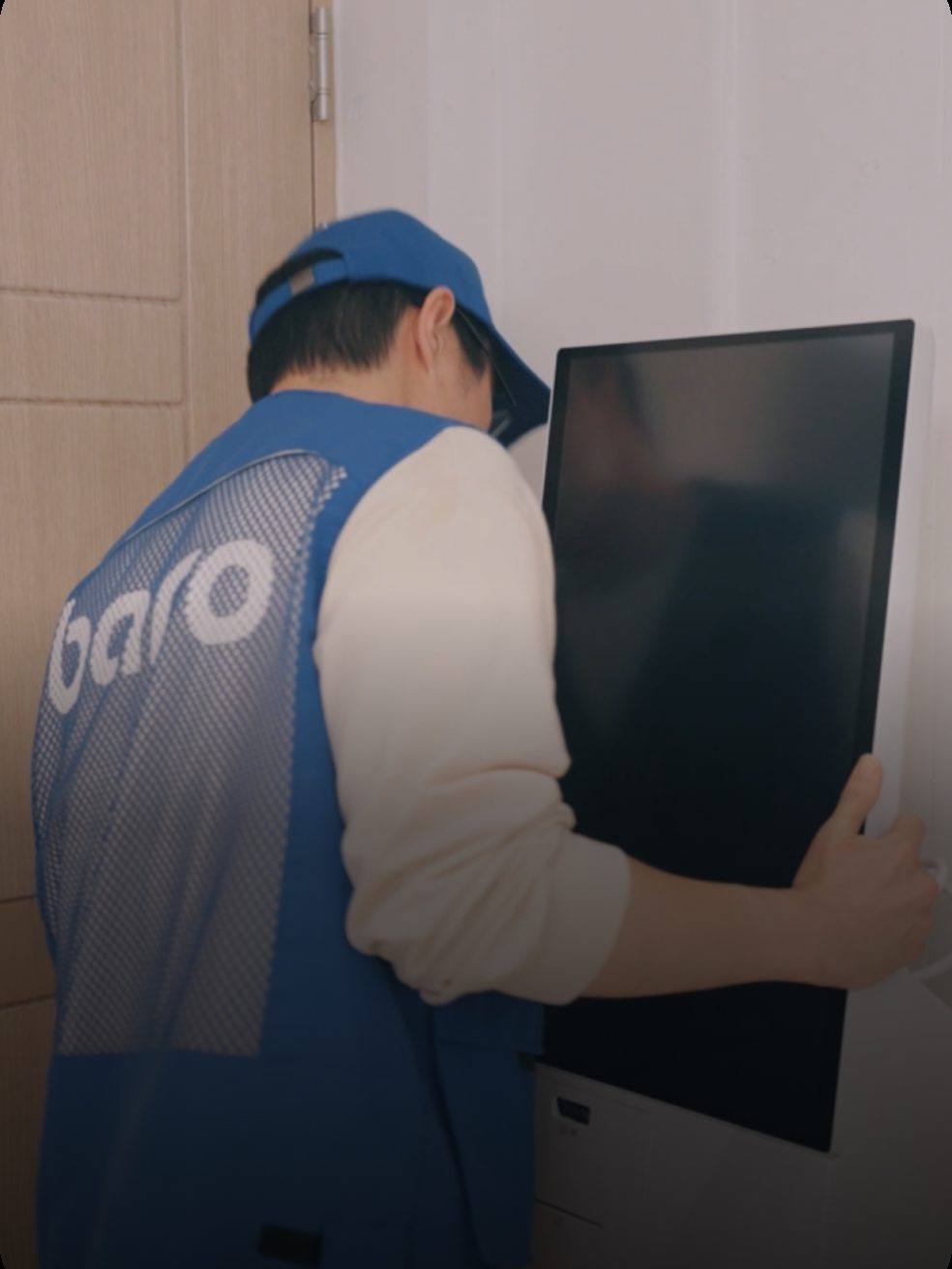 바로 설치 담당자가 셀프빨래방 키오스크를 설치하는 모습